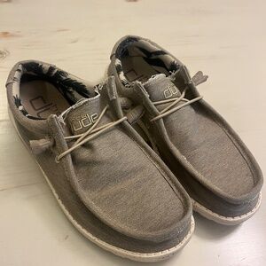 Men’s Hey Dude size 9